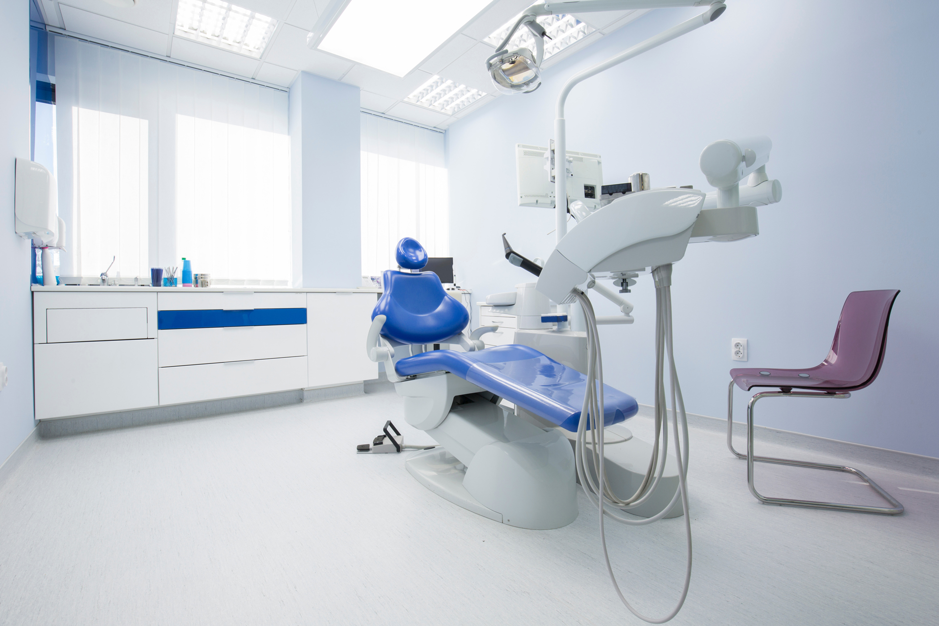 Zahnarztstuhl in Praxis - Rundum-Service für Dentaleinheiten, wie Siemens Sirona M1 oder KaVo 1058 bei rundum.dental.